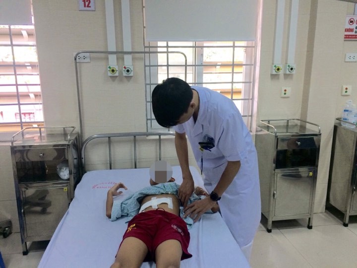 Bác sĩ của Bệnh viện thăm khám cho A. sau mổ (Ảnh: Báo Sức khỏe & Đời sống) Bác sĩ của Bệnh viện thăm khám cho A. sau mổ (Ảnh: Báo Sức khỏe & Đời sống)