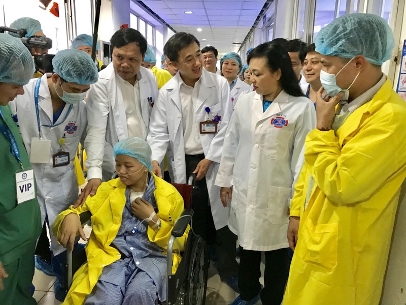 Bộ trưởng Bộ Y tế Nguyễn Thị Kim Tiến cùng chị Nguyễn Thị Liên đi thăm bé Đỗ Bình An