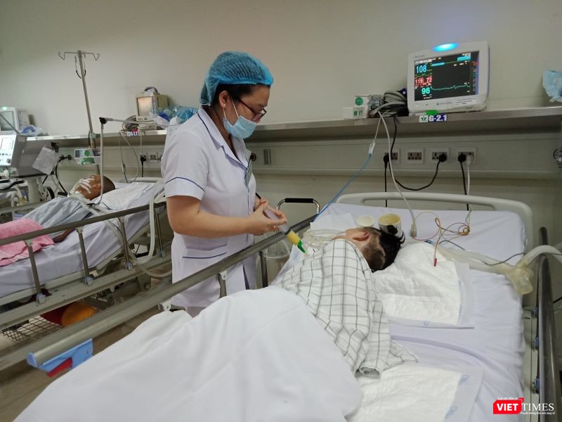 Bác sĩ chăm sóc cho bệnh nhi tại rung tâm Y học lâm sàng các bệnh nhiệt đới trẻ em.