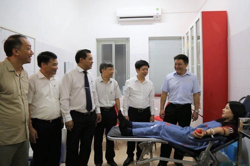 Ông Nguyễn Trọng Khoa - Phó cục trưởng Cục Quản lý Khám chữa bệnh (Bộ Y tế) trò chuyện với người dân đi hiến máu tình nguyện tại điểm hiến máu cố định. Ông Nguyễn Trọng Khoa - Phó cục trưởng Cục Quản lý Khám chữa bệnh (Bộ Y tế) trò chuyện với người dân đi hiến máu tình nguyện tại điểm hiến máu cố định.