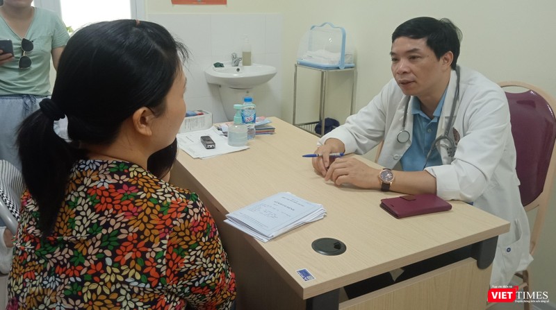 TS. Dương Trọng Hiền khám và tư vấn cho người dân.