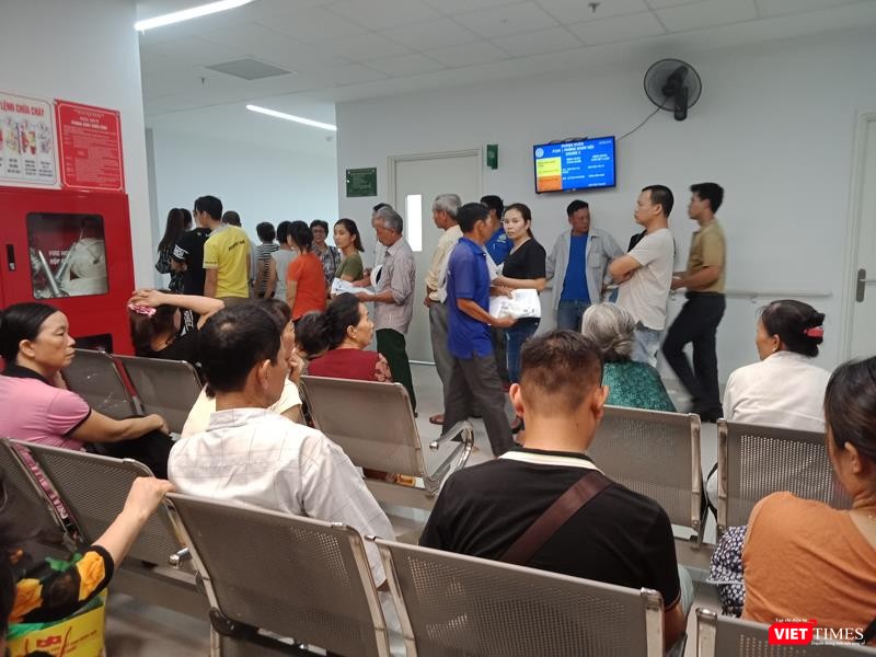 Từ sáng sớm đã có hàng chục bệnh nhân chờ đợi để được khám bệnh Từ sáng sớm đã có hàng chục bệnh nhân chờ đợi để được khám bệnh