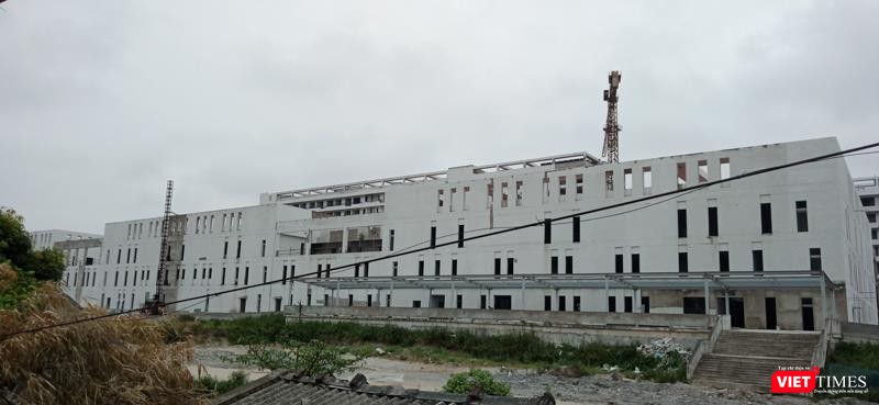 Ở mặt sau của BV Hữu nghị Việt Đức 2, một số tòa nhà vẫn chưa hoàn thiện. Ở mặt sau của BV Hữu nghị Việt Đức 2, một số tòa nhà vẫn chưa hoàn thiện.