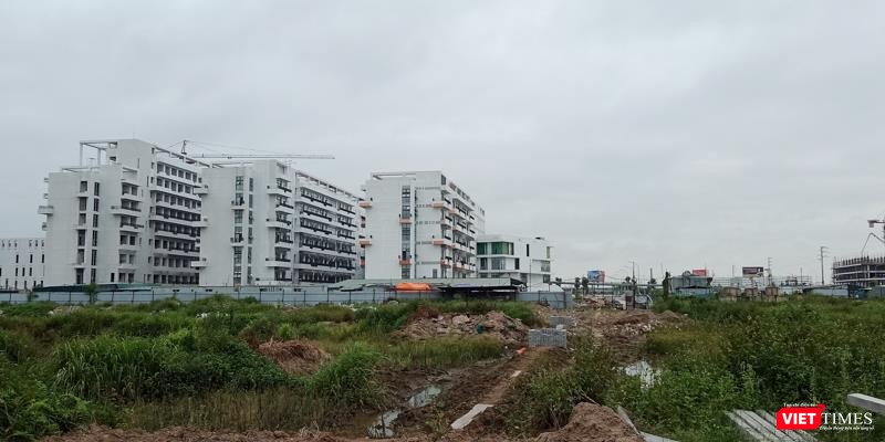 Khu đất bên cạnh tòa nhà BV Hữu nghị Việt Đức cũng nằm trong dự án hiện ngổn ngang, cỏ dại mọc um tùm. Khu đất bên cạnh tòa nhà BV Hữu nghị Việt Đức cũng nằm trong dự án hiện ngổn ngang, cỏ dại mọc um tùm.