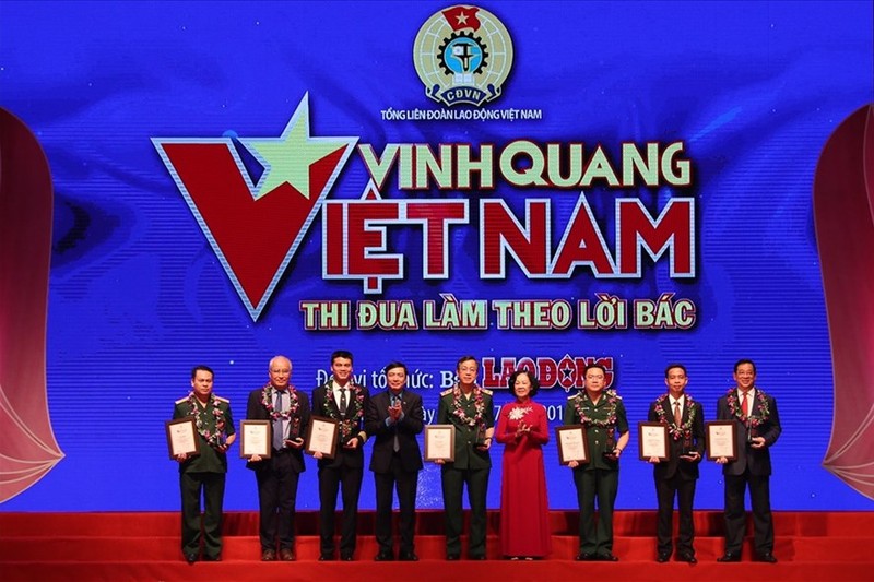 Bà Trương Thị Mai và ông Bùi Văn Cường (Chủ tịch Tổng Liên đoàn lao động Việt Nam) trao giải thưởng cho các tập thể xuất sắc trong chương trình Vinh quang Việt Nam 2019 (Ảnh: Báo Lao động)