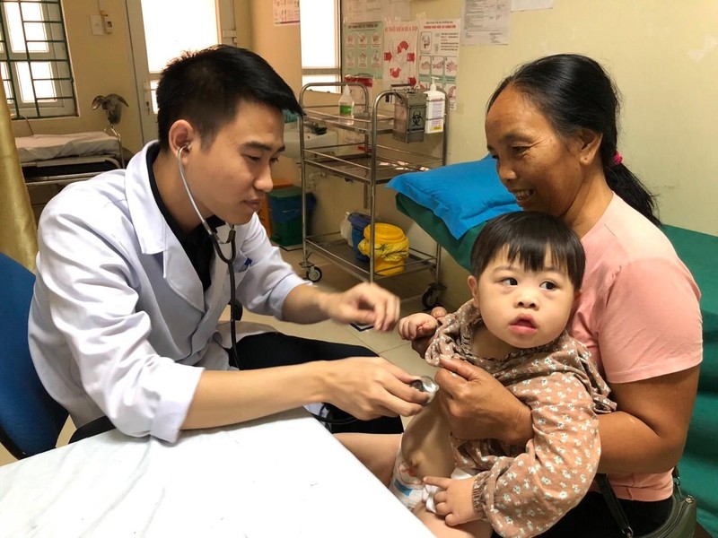 Bác sĩ khám cho các em nhỏ tại Lai Châu Bác sĩ khám cho các em nhỏ tại Lai Châu