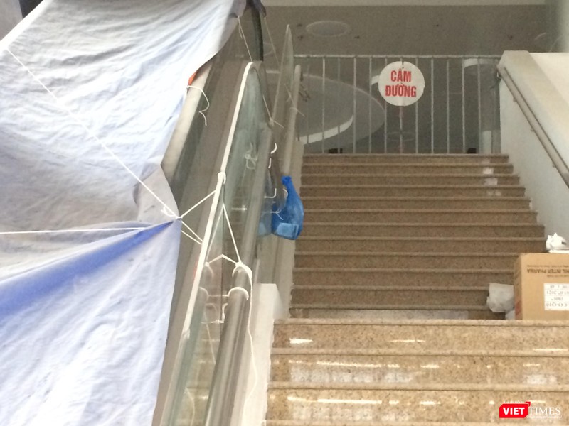 Khu vực cầu thang dẫn lên tầng 2 của BV Bạch Mai cơ sở 2 bị khóa, khu vực cầu thang cuốn đã hoàn thành nhưng bị phủ bạt kín. Khu vực cầu thang dẫn lên tầng 2 của BV Bạch Mai cơ sở 2 bị khóa, khu vực cầu thang cuốn đã hoàn thành nhưng bị phủ bạt kín.