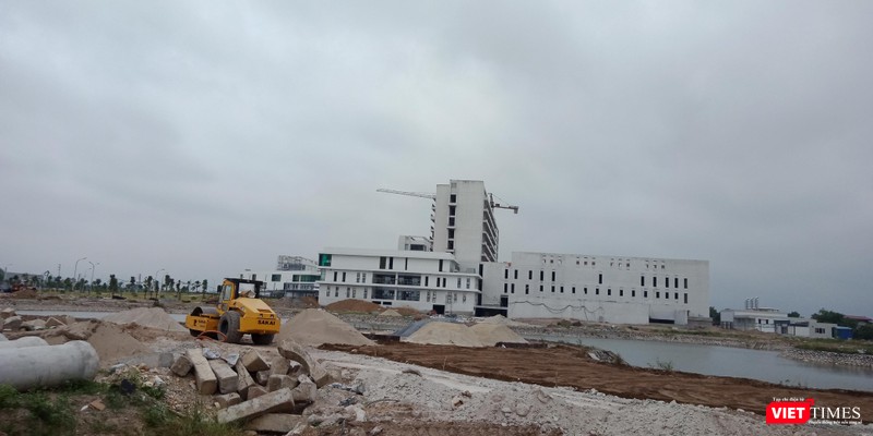 Bên cạnh tòa nhà chính của Bệnh viện Hữu nghị Việt Đức 2, các hạng mục khác vẫn đang tiếp tục thi công. Bên cạnh tòa nhà chính của Bệnh viện Hữu nghị Việt Đức 2, các hạng mục khác vẫn đang tiếp tục thi công.