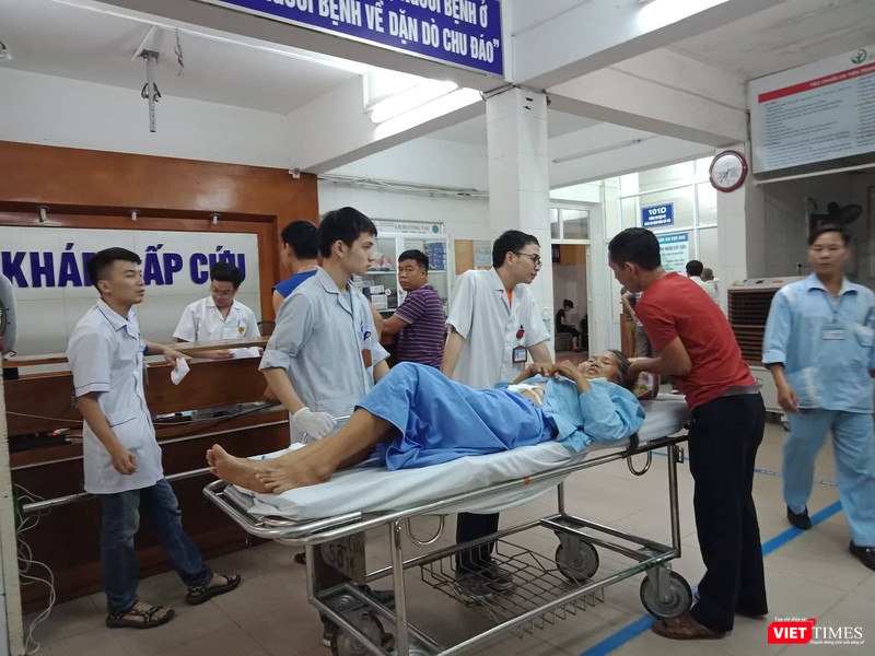 Bác sĩ cấp cứu cho bệnh nhân