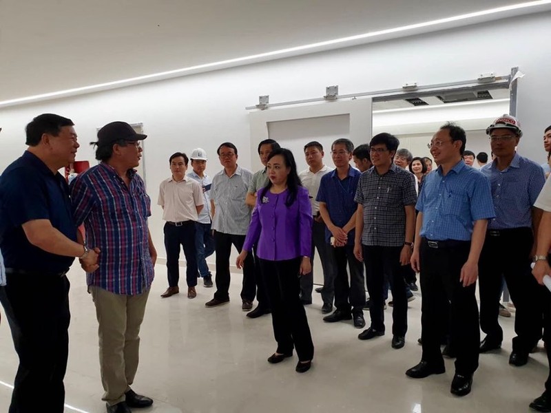 Bộ trưởng Bộ Y tế Nguyễn Thị Kim Tiến đi thị sát ở Bệnh viện Hữu nghị Việt Đức cơ sở 2