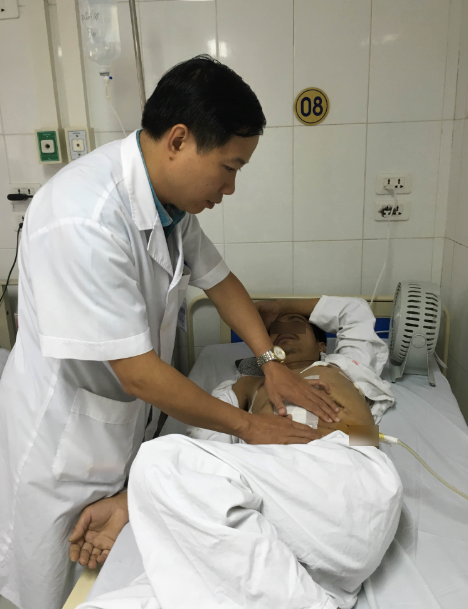 PGS.TS. Nguyễn Quang - Giám đốc Trung tâm Nam học chăm sóc cho bệnh nhân