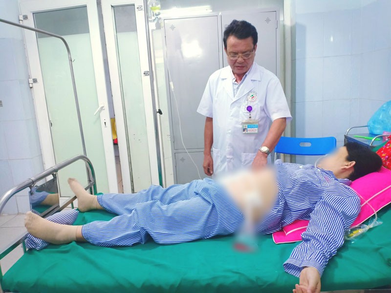 Chị Đ. được chăm sóc tại Bệnh viện đa khoa tỉnh Tuyên Quang sau khi mổ cấp cứu Chị Đ. được chăm sóc tại Bệnh viện đa khoa tỉnh Tuyên Quang sau khi mổ cấp cứu