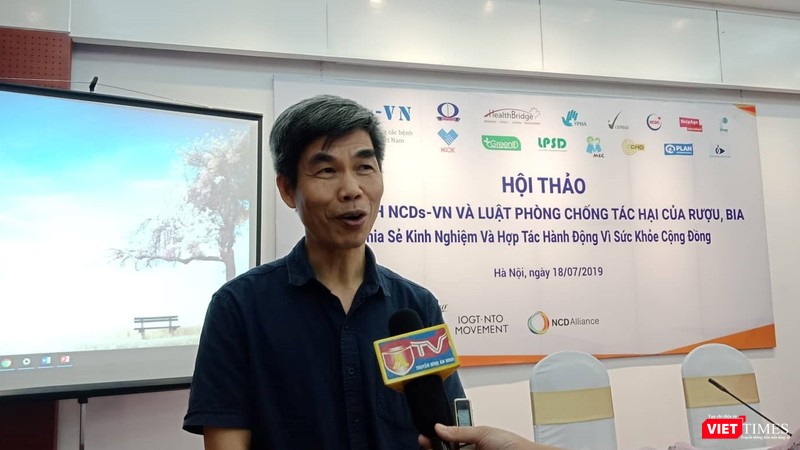TS. Trần Tuấn - Giám đốc Trung tâm Nghiên cứu và Đào tạo phát triển cộng đồng, tổ chức điều phối Liên minh phòng chống bệnh không lây nhiễm (NCDs-VN) trả lời phỏng vấn. TS. Trần Tuấn - Giám đốc Trung tâm Nghiên cứu và Đào tạo phát triển cộng đồng, tổ chức điều phối Liên minh phòng chống bệnh không lây nhiễm (NCDs-VN) trả lời phỏng vấn.