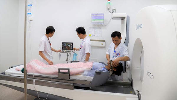 Một người bệnh có khối u não được điều trị bằng máy xạ phẫu Gamma Knife mới.