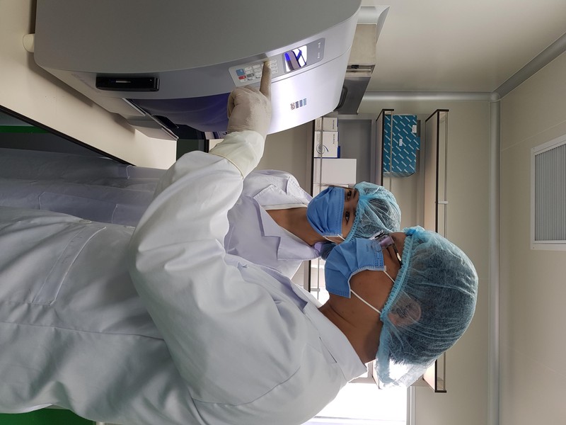 Vận hành chiếc máy tách chiết ADN tự động