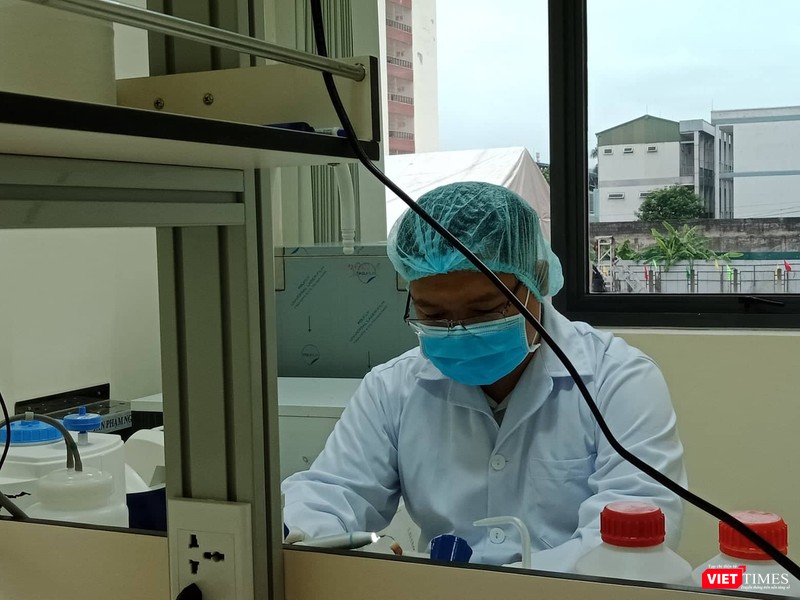 Cán bộ nghiên cứu chuẩn bị mẫu, vật dụng phân tích ADN hài cốt liệt sĩ