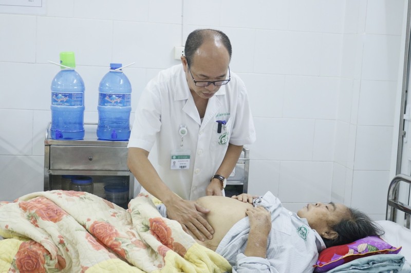 PGS.TS. Đỗ Duy Cường thăm khám cho bệnh nhân viêm gan PGS.TS. Đỗ Duy Cường thăm khám cho bệnh nhân viêm gan