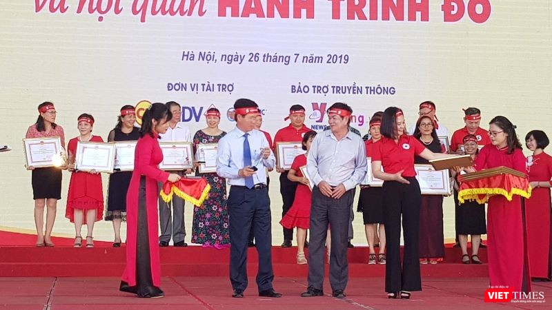 Ông Võ Văn Thưởng - Ủy viên Bộ Chính trị, Bí thư Trung ương Đảng, Trưởng ban Tuyên giáo Trung ương trao bằng khen cho đại diện các tỉnh, thành phố tại sự kiện. Ông Võ Văn Thưởng - Ủy viên Bộ Chính trị, Bí thư Trung ương Đảng, Trưởng ban Tuyên giáo Trung ương trao bằng khen cho đại diện các tỉnh, thành phố tại sự kiện.