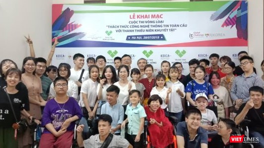 Các thí sinh chụp ảnh cùng với ban tổ chức cuộc thi (Ảnh: Đức Hoàng). Các thí sinh chụp ảnh cùng với ban tổ chức cuộc thi (Ảnh: Đức Hoàng).