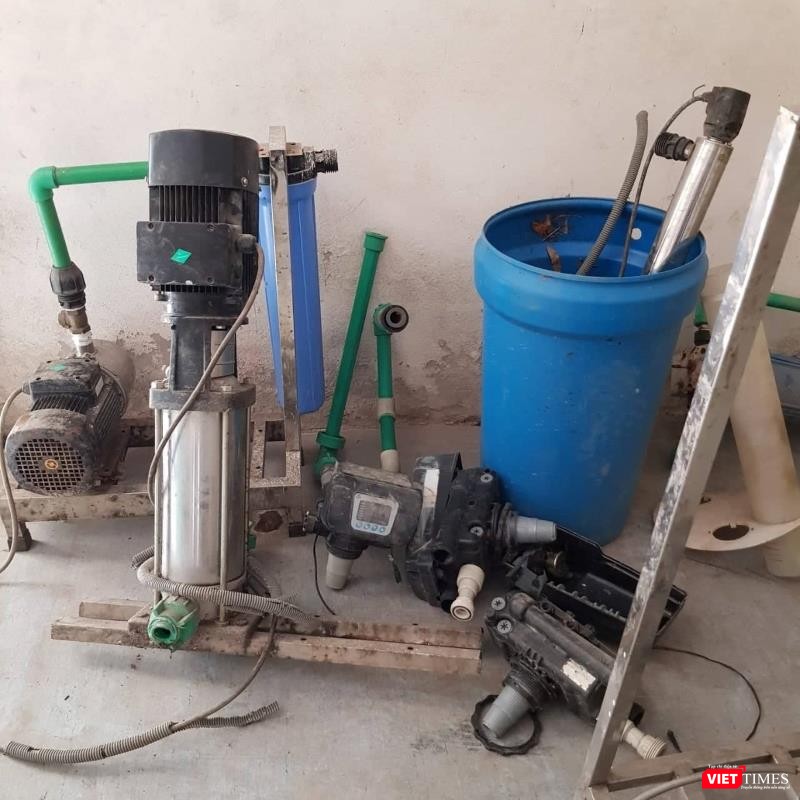 Một phần vật chứng quan trọng trong hệ thống RO bị tháo rời ra Một phần vật chứng quan trọng trong hệ thống RO bị tháo rời ra