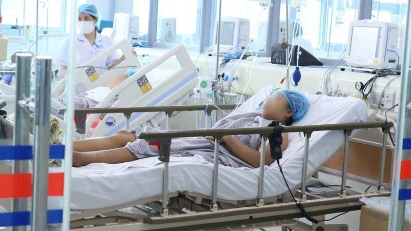 Một nữ bệnh nhân đã thoát sốc, tiếp tục được điều trị tích cực tại Bệnh viện Bạch Mai. Một nữ bệnh nhân đã thoát sốc, tiếp tục được điều trị tích cực tại Bệnh viện Bạch Mai.