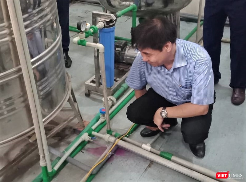 TS. Lê Thanh Hải mở van xả đáy của bồn nước RO 2