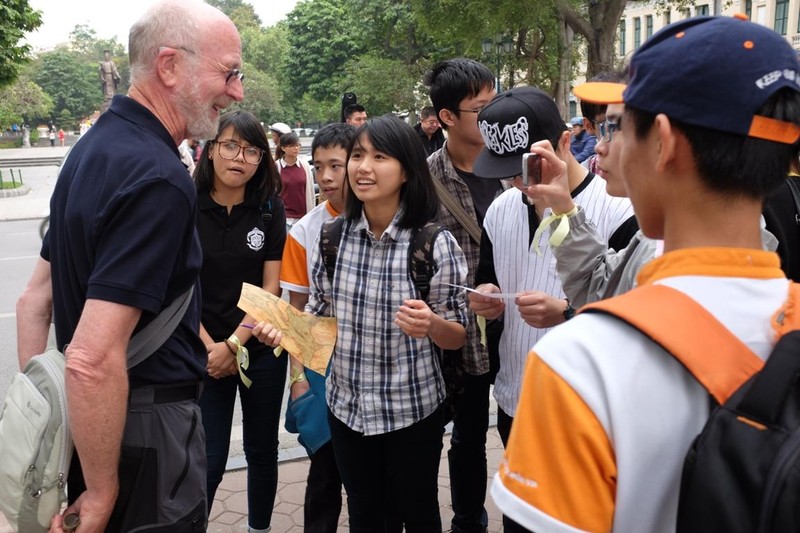 Các bạn trẻ học tiếng Anh cùng người nước ngoài. Các bạn trẻ học tiếng Anh cùng người nước ngoài.