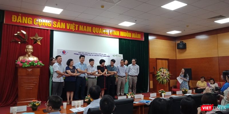 Hưởng ứng thông điệp về môi trường, các nhà khoa học cùng tham gia lễ phát động phong trào "nói không với rác thải nhựa". Hưởng ứng thông điệp về môi trường, các nhà khoa học cùng tham gia lễ phát động phong trào "nói không với rác thải nhựa".