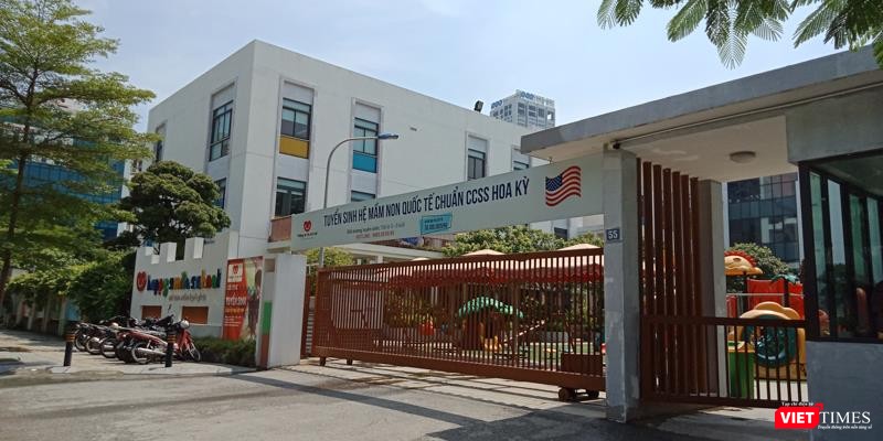 Nếu không ghi biển hiệu là trường quốc tế, nhà trường sẽ quảng cáo các chương trình "chuẩn quốc tế" như trường mầm non này. Nếu không ghi biển hiệu là trường quốc tế, nhà trường sẽ quảng cáo các chương trình "chuẩn quốc tế" như trường mầm non này.