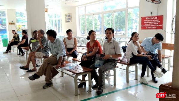 Nhóm bệnh nhân đợi tới lượt siêu âm, thăm khám. Nhóm bệnh nhân đợi tới lượt siêu âm, thăm khám.