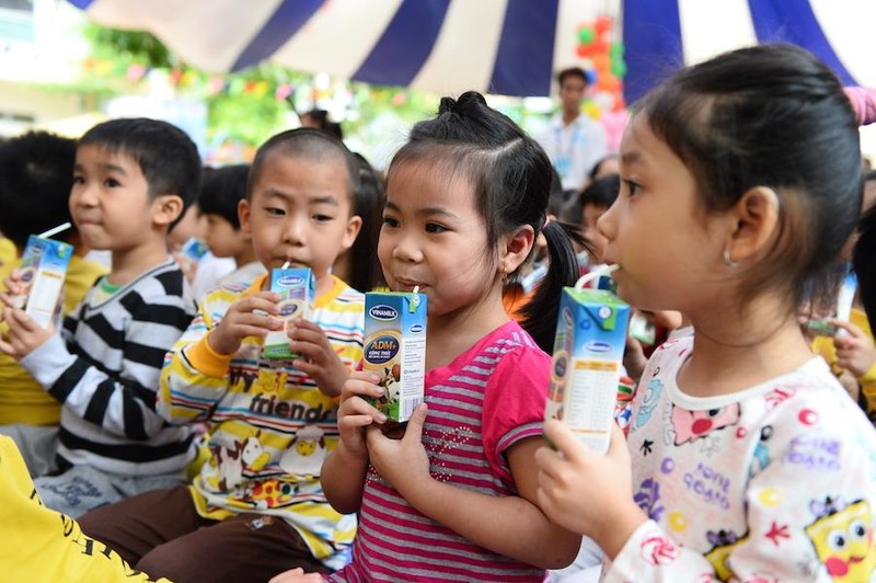 Trẻ em uống sữa trong trường học (Ảnh: unfold.tetrapak.com) Trẻ em uống sữa trong trường học (Ảnh: unfold.tetrapak.com)