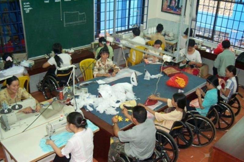 Người khuyết tật làm việc tại cơ sở sản xuất đồ thủ công (Ảnh minh họa). Người khuyết tật làm việc tại cơ sở sản xuất đồ thủ công (Ảnh minh họa).