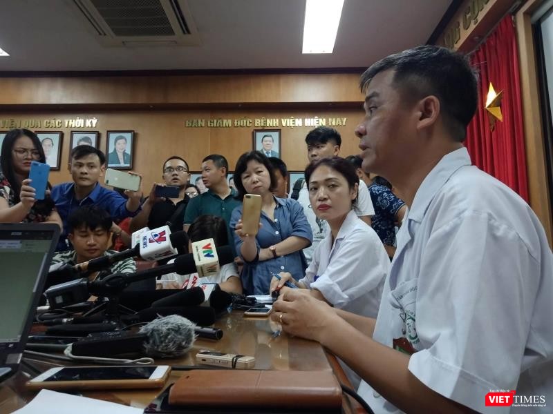 Bác sĩ Nguyễn Trung Nguyên chia sẻ về nguy cơ ngộ độc từ đám cháy Công ty Cổ phần Bóng đèn Phích nước Rạng Đông.