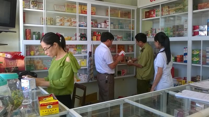 Đại diện cơ quan quản lý đi kiểm tra các nhà thuốc (Ảnh minh họa)