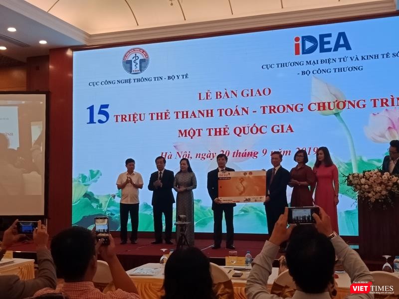 Bộ trưởng Bộ Y tế Nguyễn Thị Kim Tiến, đại diện Ngân hàng Nhà nước Việt Nam tại hoạt động trong khuôn khổ hội nghị ngày 20/9