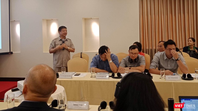 GS.TS. Nguyễn Văn Kính - Giám đốc Bệnh viện Bệnh nhiệt đới Trung ương (áo xám) chia sẻ về thuốc điều trị bệnh viêm gan C. GS.TS. Nguyễn Văn Kính - Giám đốc Bệnh viện Bệnh nhiệt đới Trung ương (áo xám) chia sẻ về thuốc điều trị bệnh viêm gan C.