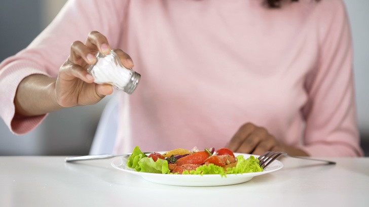 WHO khuyến cáo, mỗi người chỉ nên ăn mỗi ngày chỉ nên dùng 2,3 gam muối/ngày WHO khuyến cáo, mỗi người chỉ nên ăn mỗi ngày chỉ nên dùng 2,3 gam muối/ngày