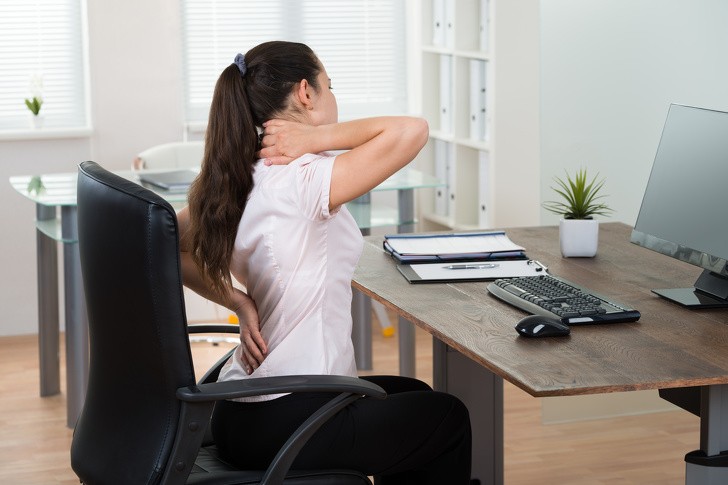 Hãy cải thiện tình trạng ngồi lỳ một chỗ bằng cách đứng lên đi lại sau khoảng 30 phút làm việc. Hãy cải thiện tình trạng ngồi lỳ một chỗ bằng cách đứng lên đi lại sau khoảng 30 phút làm việc.