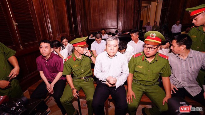 Các bị cáo tại phiên sơ thẩm lần 2 Các bị cáo tại phiên sơ thẩm lần 2