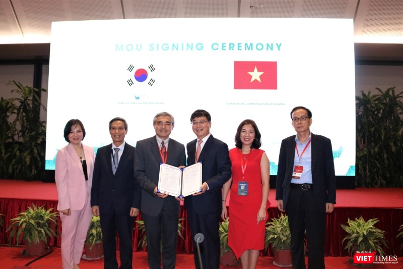 Đại diện hai bên chụp ảnh kỷ niệm sau lễ ký kết. Đại diện hai bên chụp ảnh kỷ niệm sau lễ ký kết.