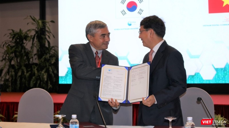 Chủ tịch VDCA Nguyễn Minh Hồng và Chủ tịch KOSA Lee Hong Goo bắt tay sau khi ký kết Chủ tịch VDCA Nguyễn Minh Hồng và Chủ tịch KOSA Lee Hong Goo bắt tay sau khi ký kết