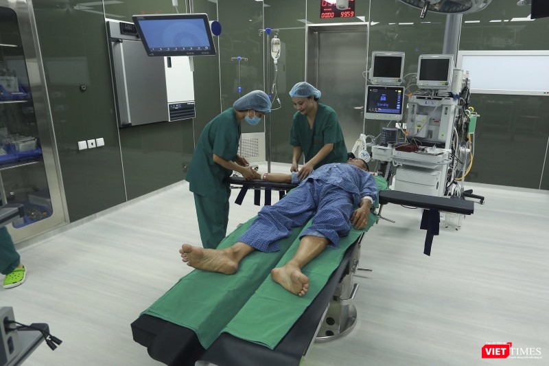 Bác sĩ chuẩn bị cho bệnh nhân trước phẫu thuật.