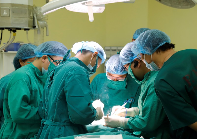 Các bác sĩ phẫu thuật cho chị C. Các bác sĩ phẫu thuật cho chị C.