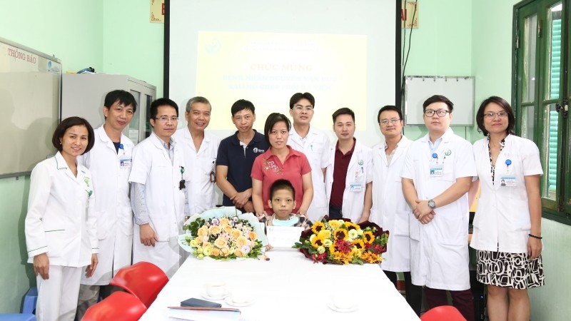 Chàng trai trẻ Nguyễn Văn Đức (giữa) cùng gia đình và các bác sĩ của Trung tâm Tim mạch và Lồng ngực, Bệnh viện Hữu nghị Việt Đức.