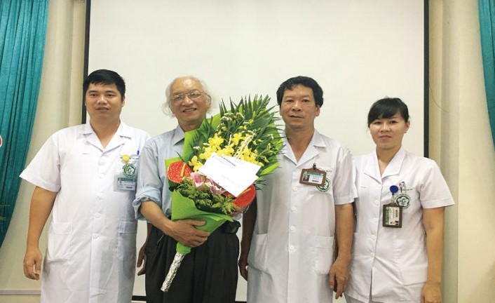 PGS.TS Trần Viết Nghị nhận hoa và chụp ảnh cùng với các bác sĩ của Viện Sức khỏe tâm thần, Bệnh viện Bạch Mai. PGS.TS Trần Viết Nghị nhận hoa và chụp ảnh cùng với các bác sĩ của Viện Sức khỏe tâm thần, Bệnh viện Bạch Mai.