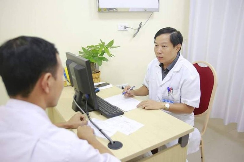 PGS.TS. Nguyễn Quang - Giám đốc Trung tâm Nam học, Bệnh viện Hữu nghị Việt Đức khám, tư vấn cho bệnh nhân. PGS.TS. Nguyễn Quang - Giám đốc Trung tâm Nam học, Bệnh viện Hữu nghị Việt Đức khám, tư vấn cho bệnh nhân.