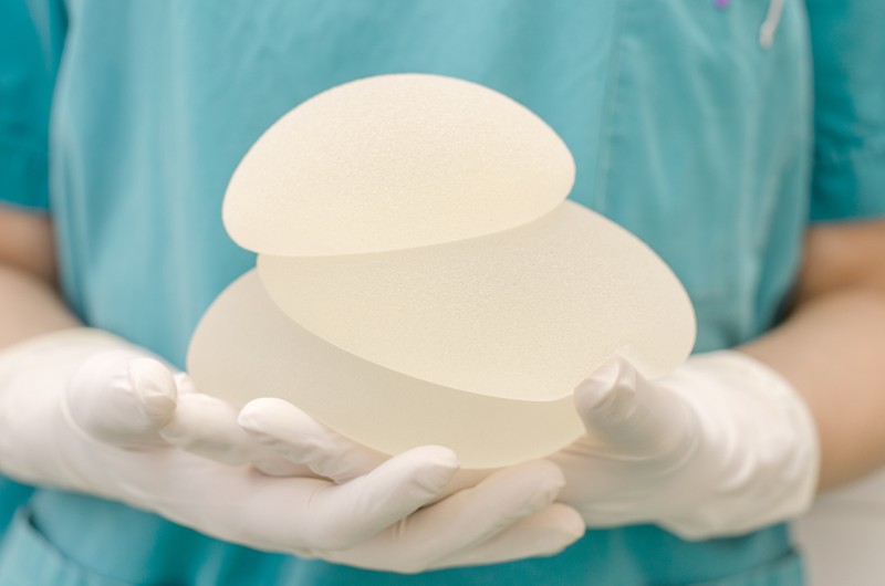 Túi nâng ngực gây ra một căn bệnh ung thư hiếm gặp, vì vậy FDA yêu cầu in cảnh báo trên nhãn sản phẩm Túi nâng ngực gây ra một căn bệnh ung thư hiếm gặp, vì vậy FDA yêu cầu in cảnh báo trên nhãn sản phẩm