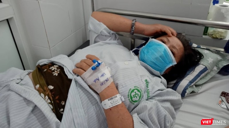 Một bệnh nhân đang điều trị sốt xuất huyết tại Trung tâm Bệnh nhiệt đới, Bệnh viện Bạch Mai