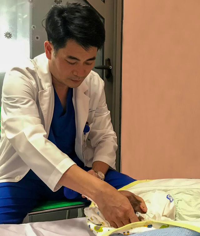 Bác sĩ Trần Văn Sĩ thăm khám cho bệnh nhân Bác sĩ Trần Văn Sĩ thăm khám cho bệnh nhân