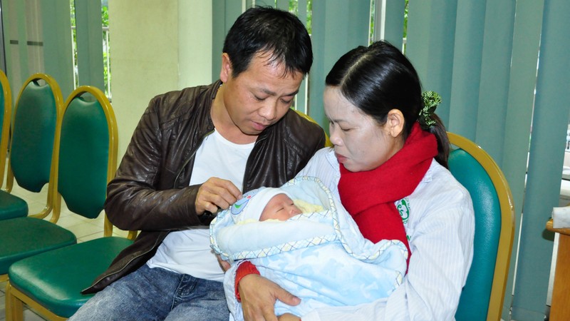 Một cặp vợ chồng thực hiện thụ tinh nhân tạo thành công tại Bệnh viện Bạch Mai.